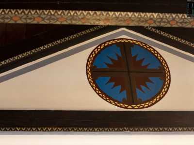 Disegni che sembrano quasi ricamati, tipici dello stile tirolese, come ad esempio una croce posta in alto all�arco trionfale